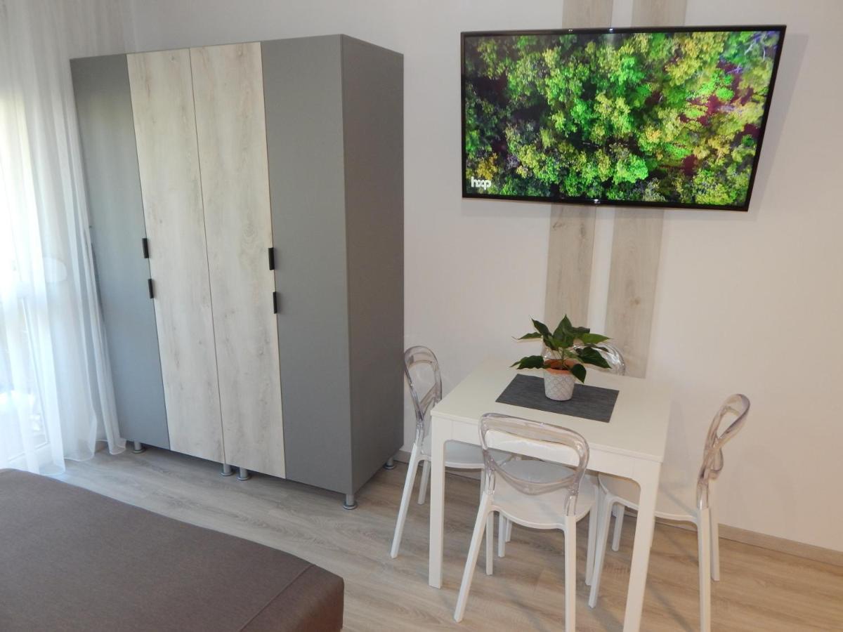 Pisztacia 2020 Apartman Kazincbarcika Buitenkant foto